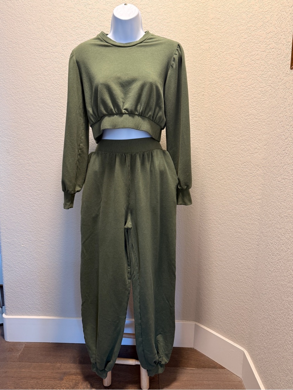 Londre Super Soft Cropped Sweatshirt and Jogger Sweatpants Set in Kauai Green - Picture 5 of 13